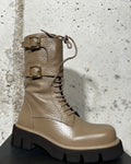Bota taupe con hebillas Paloma Barceló
