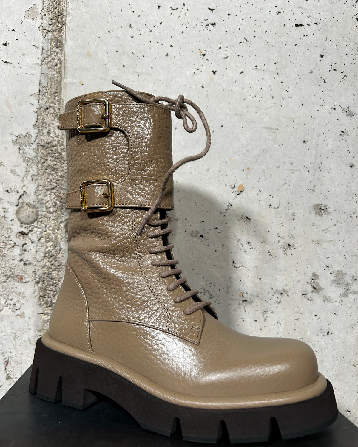 Bota taupe con hebillas Paloma Barceló