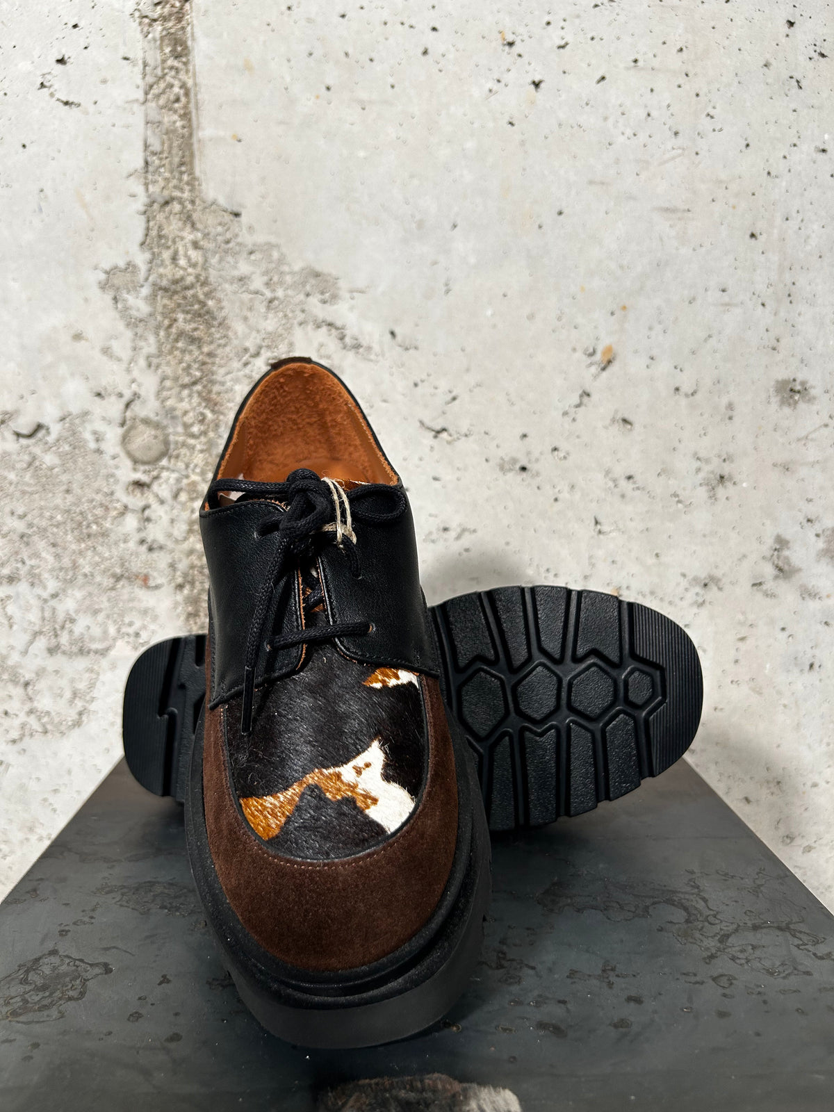 Zapato de cordones con pelo estampado vaca Nemonic