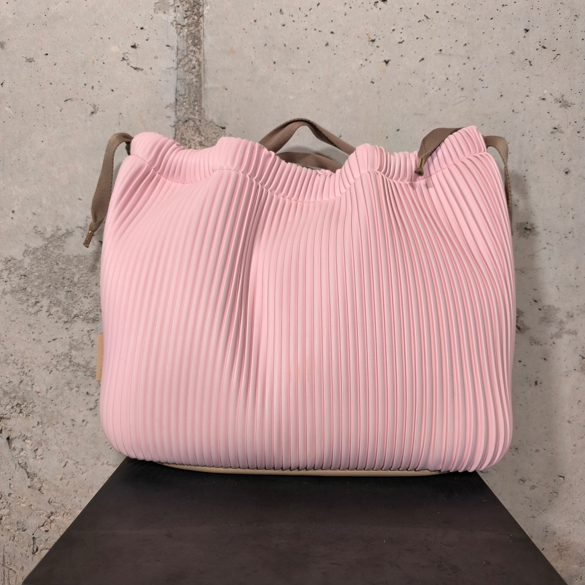 Bolso saco plisado rosa Marco Nicoli
