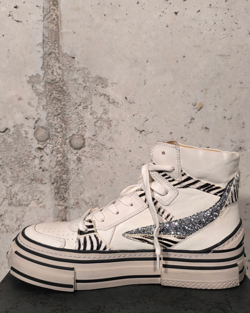 Zapatilla con plataforma blanca y cebra Bardasú