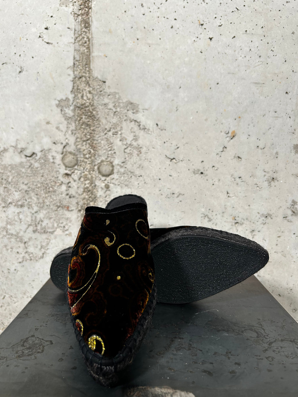 Zueco de terciopelo bordado negro Salma