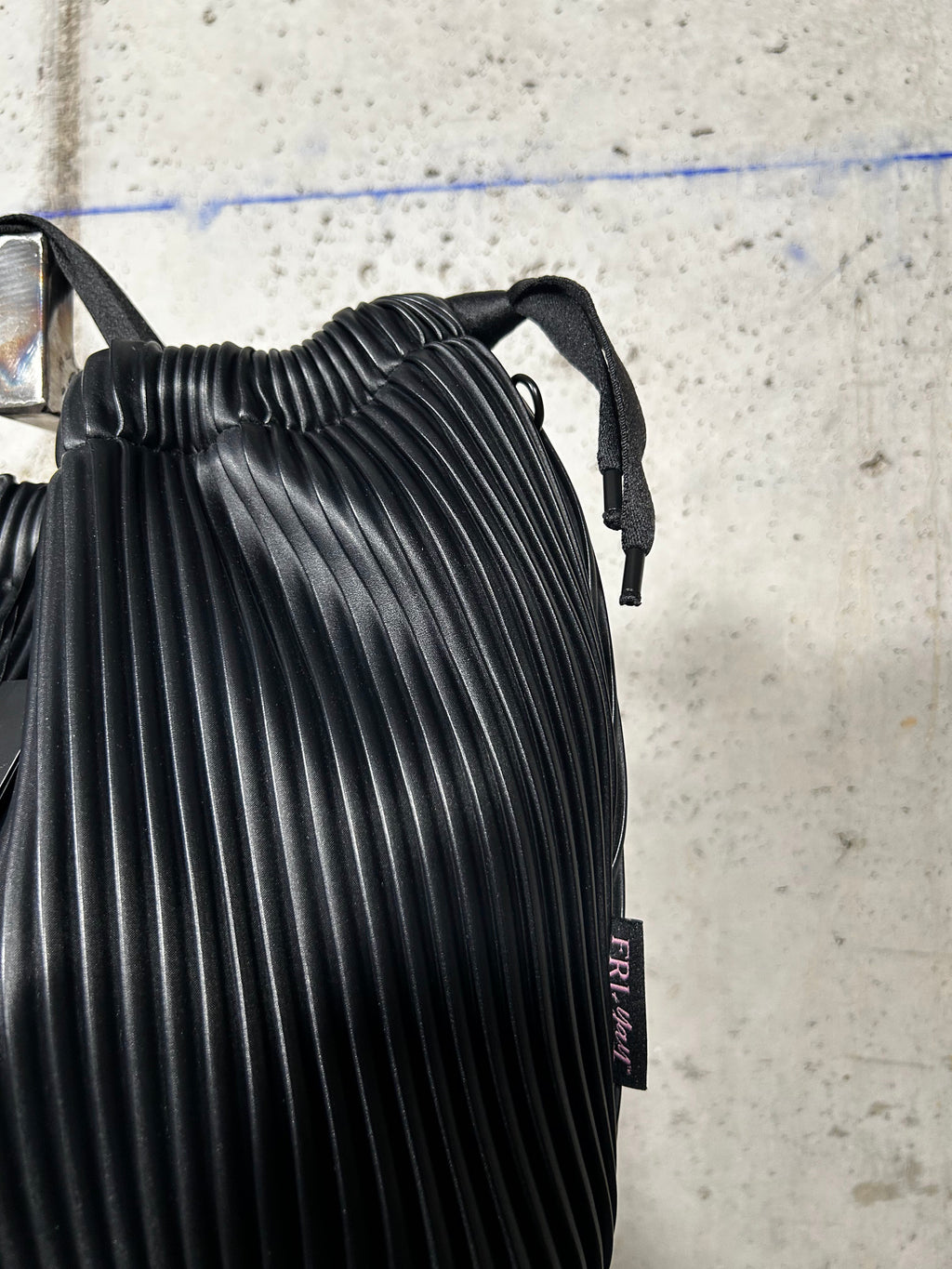 Bolso saco plisado negro Marco Nicoli