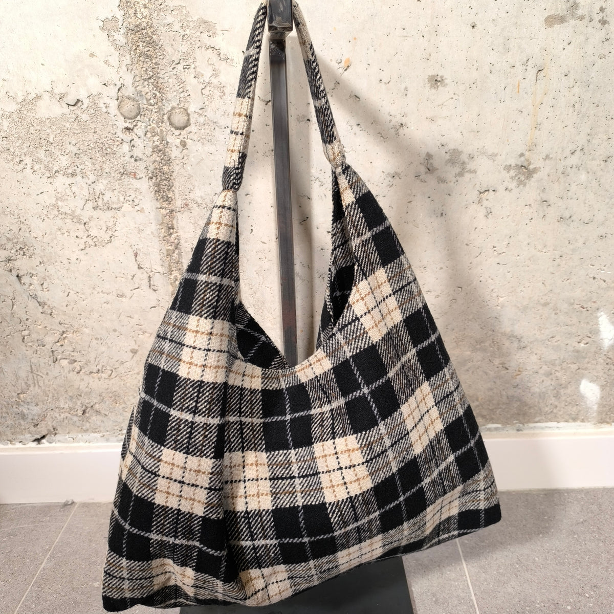 Bolso hobo de cuadros negro Bardasú