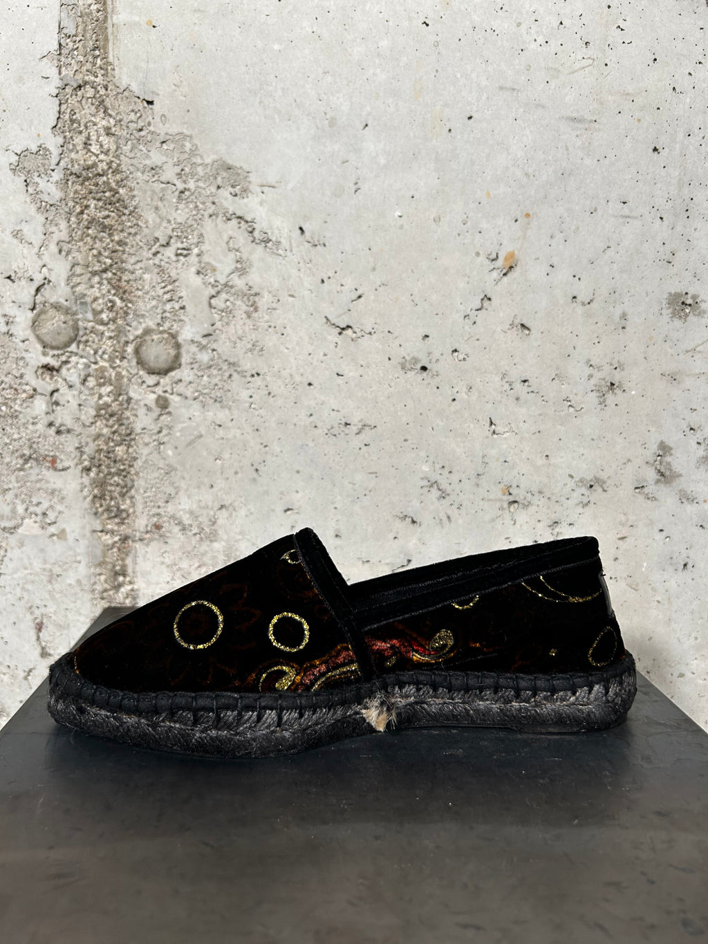 Alpargata veneciana de terciopelo bordado negra Gabrille