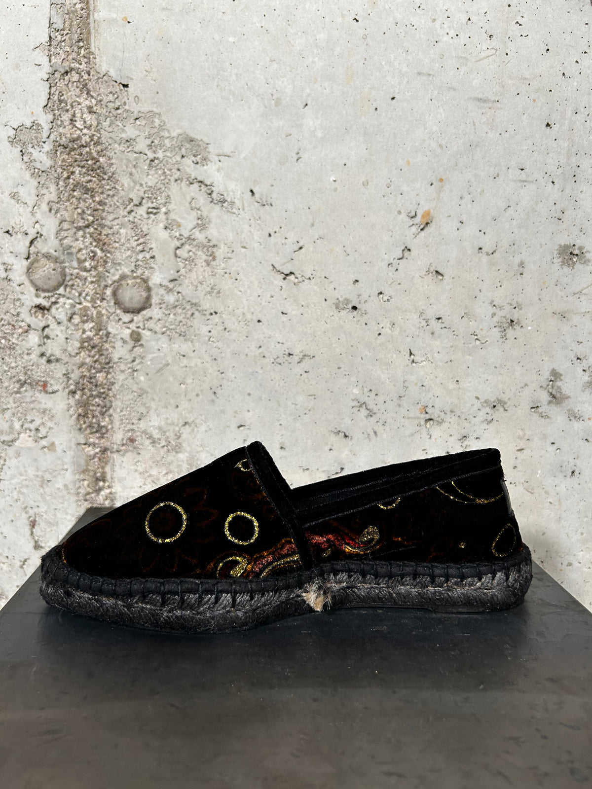 Alpargata veneciana de terciopelo bordado negra Gabrille