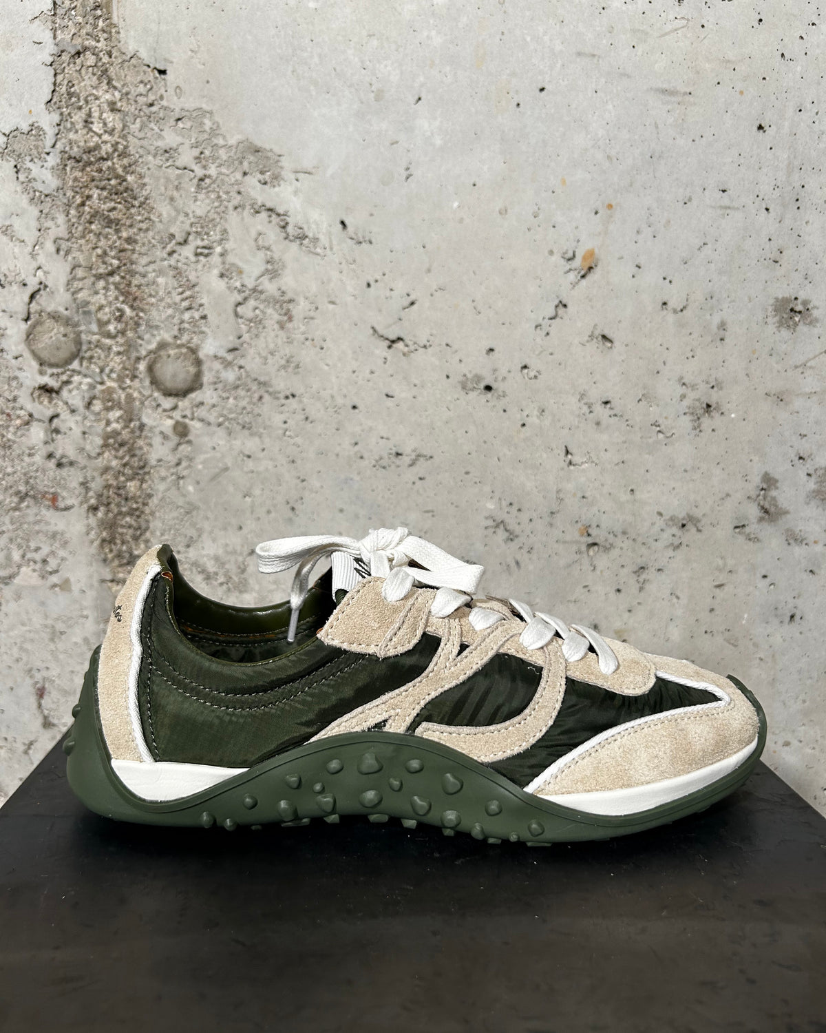 Zapatilla deportiva verde militar Palomitas