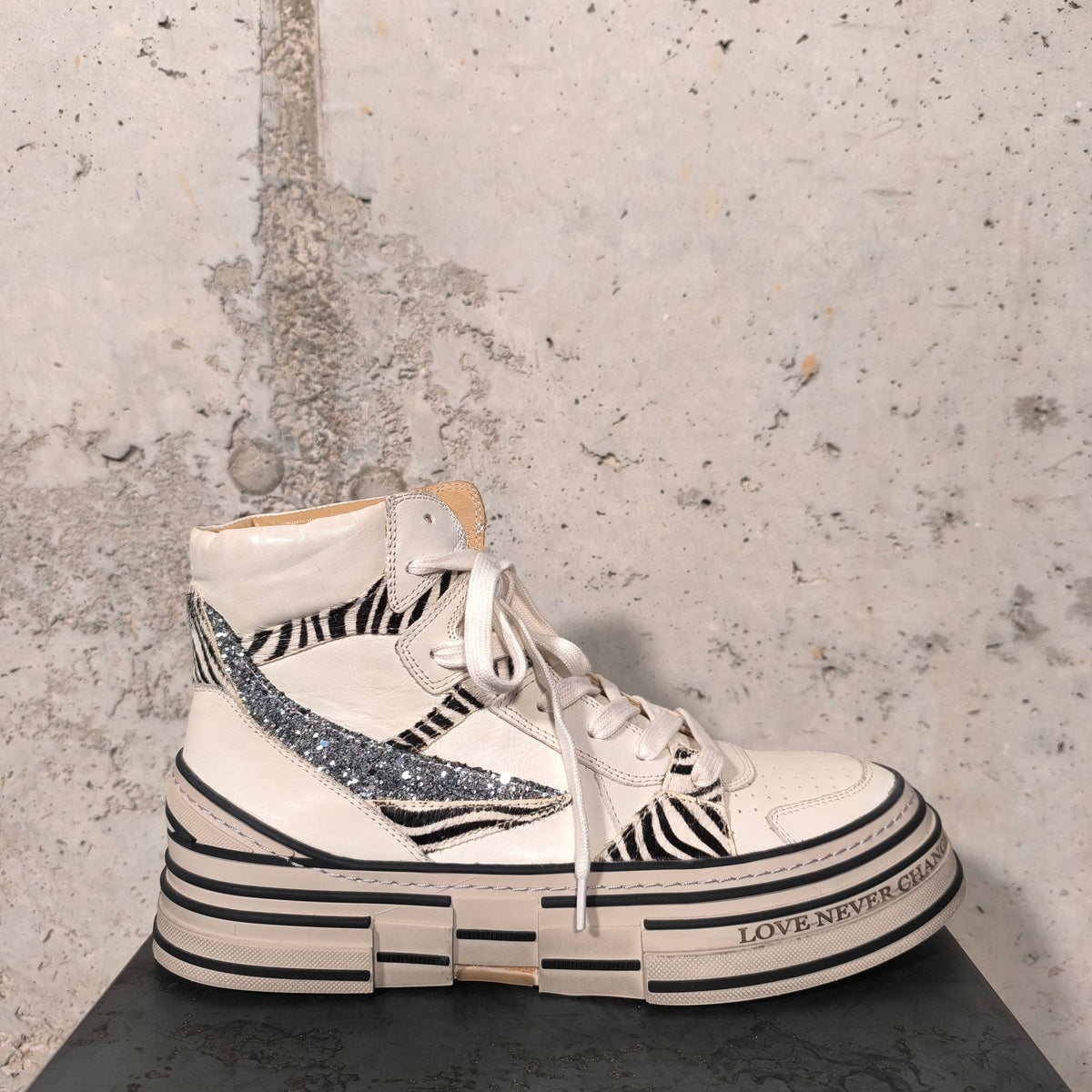 Zapatilla con plataforma blanca y cebra Bardasú