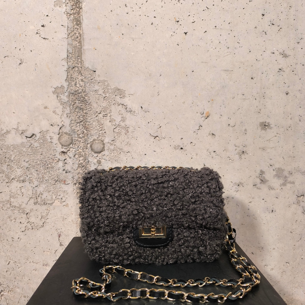 Bolso de borrego con cadena gris Bardasú