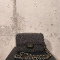 Bolso de borrego con cadena gris Bardasú