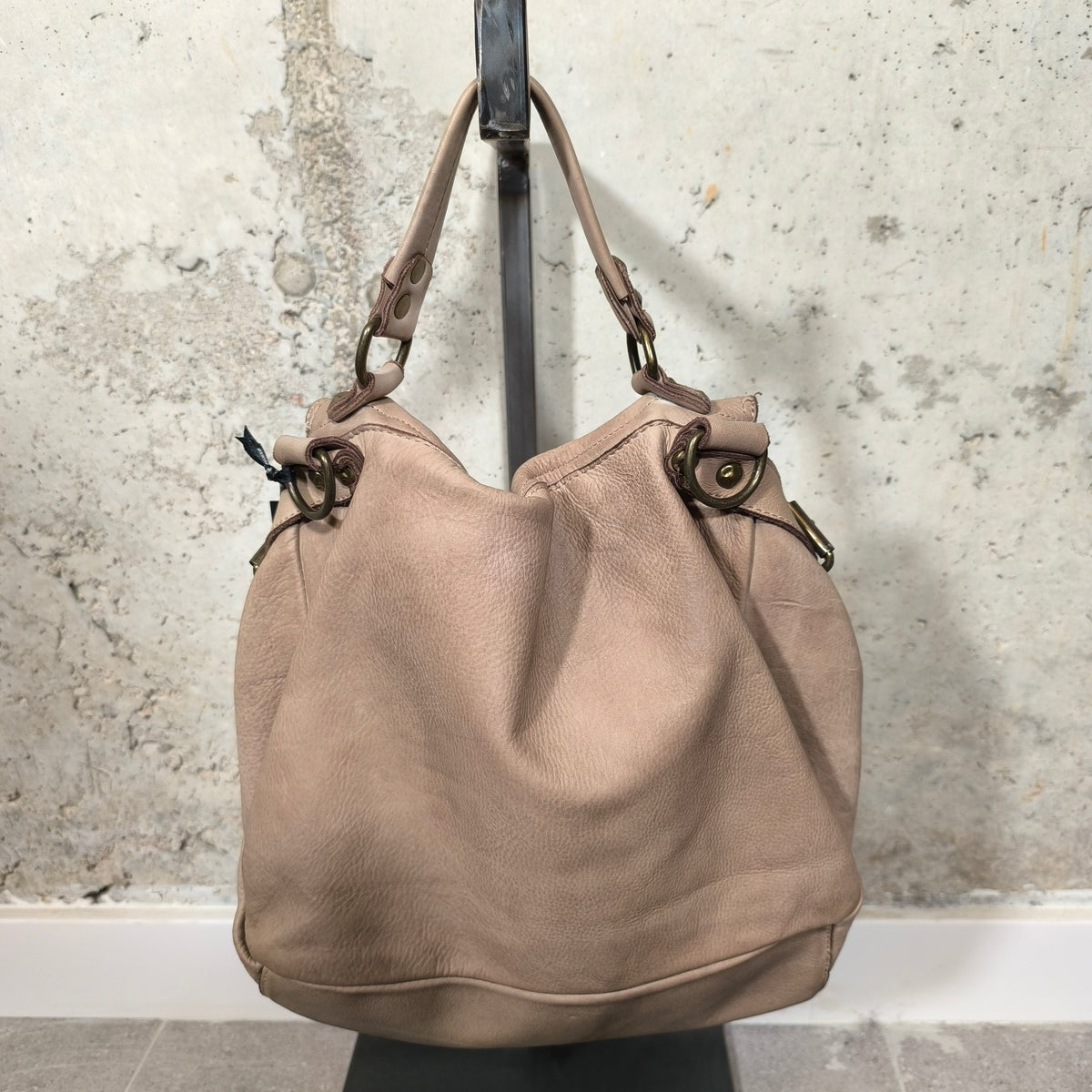 Bolso hobo de piel con solapa beige Bardasú