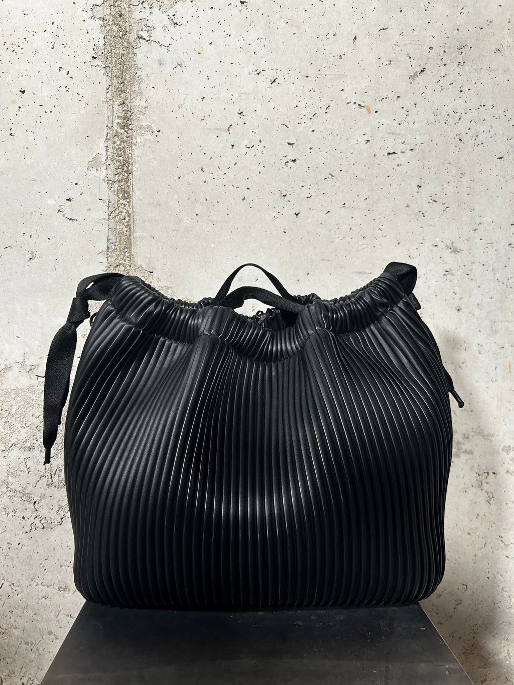 Bolso saco plisado negro Marco Nicoli