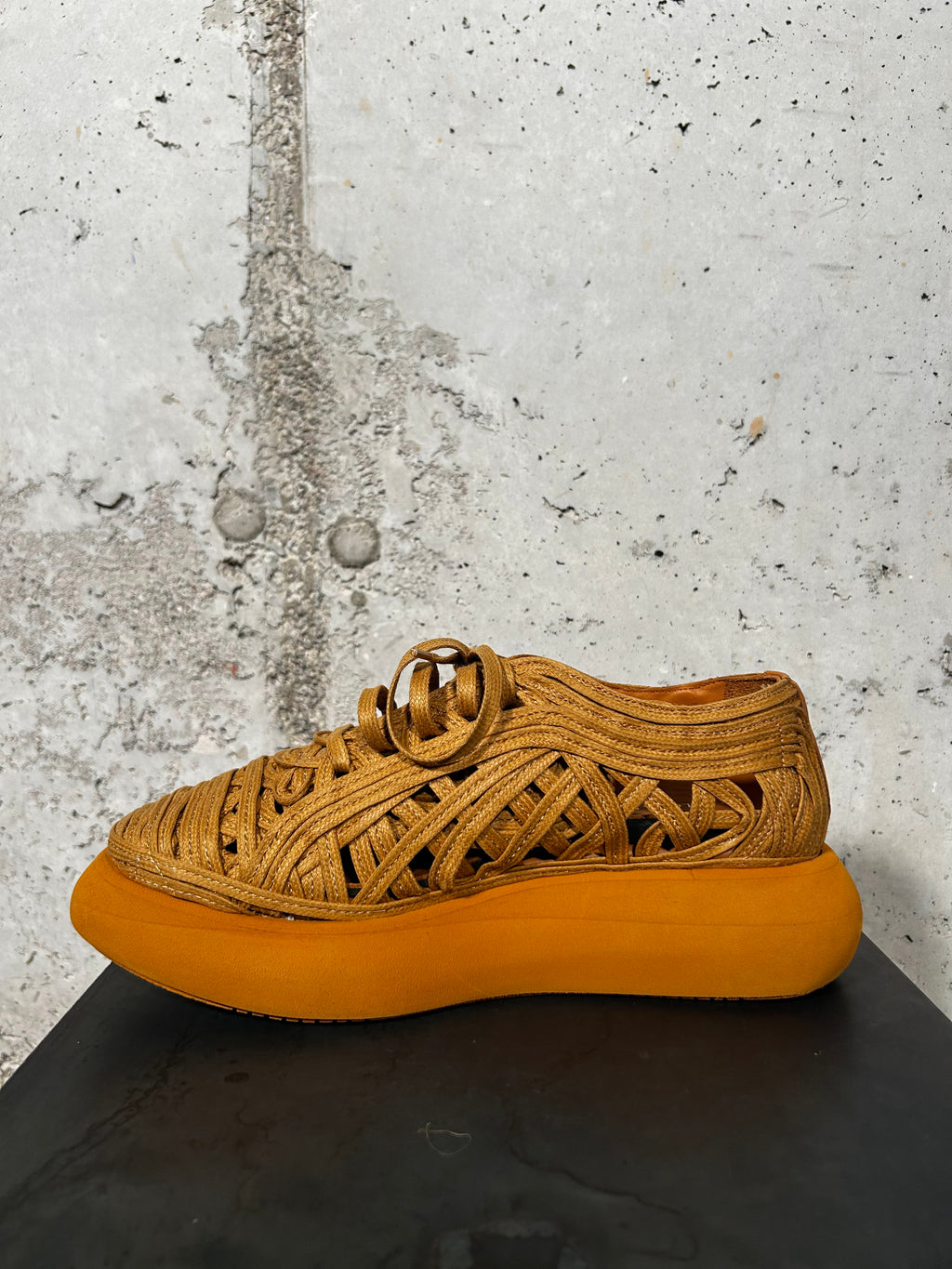 Zapatilla trenzada Nala ocre Paloma Barceló