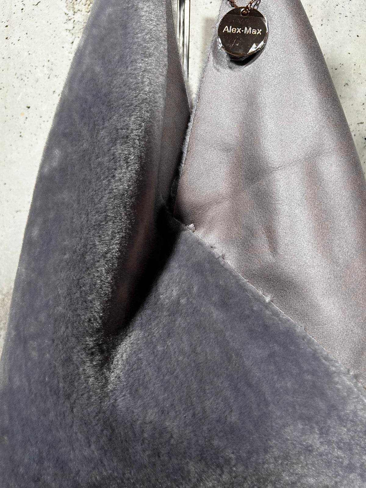Bolso triangular de borrego gris Alex Max