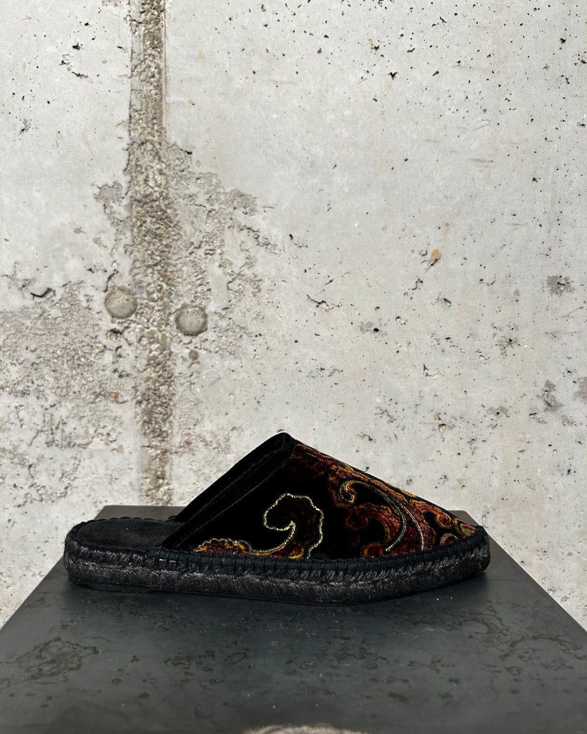 Zueco de terciopelo bordado negro Salma