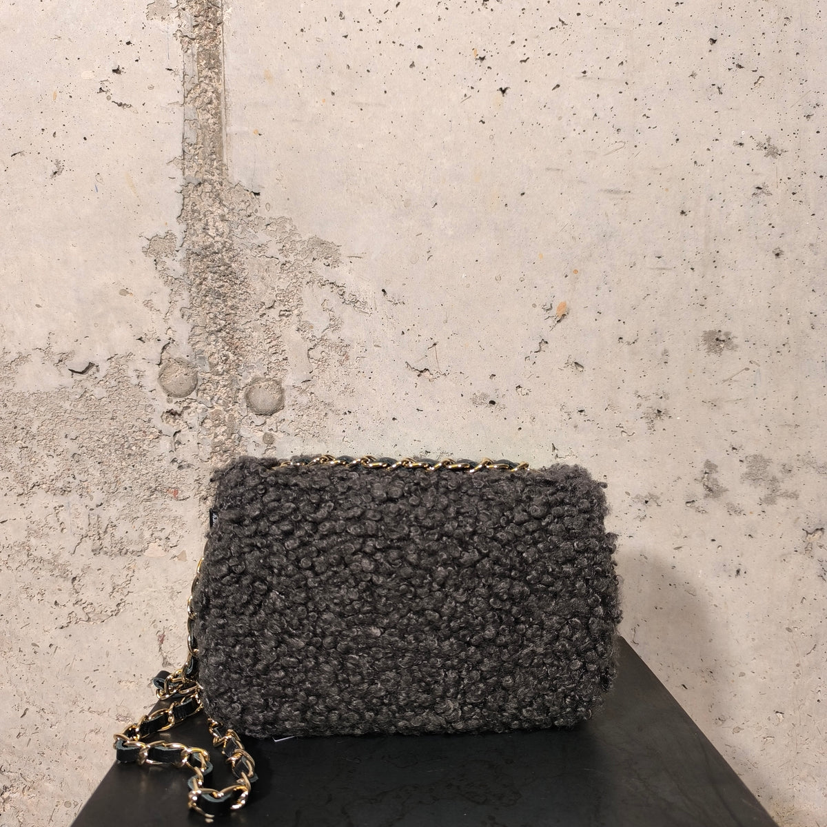 Bolso de borrego con cadena gris Bardasú