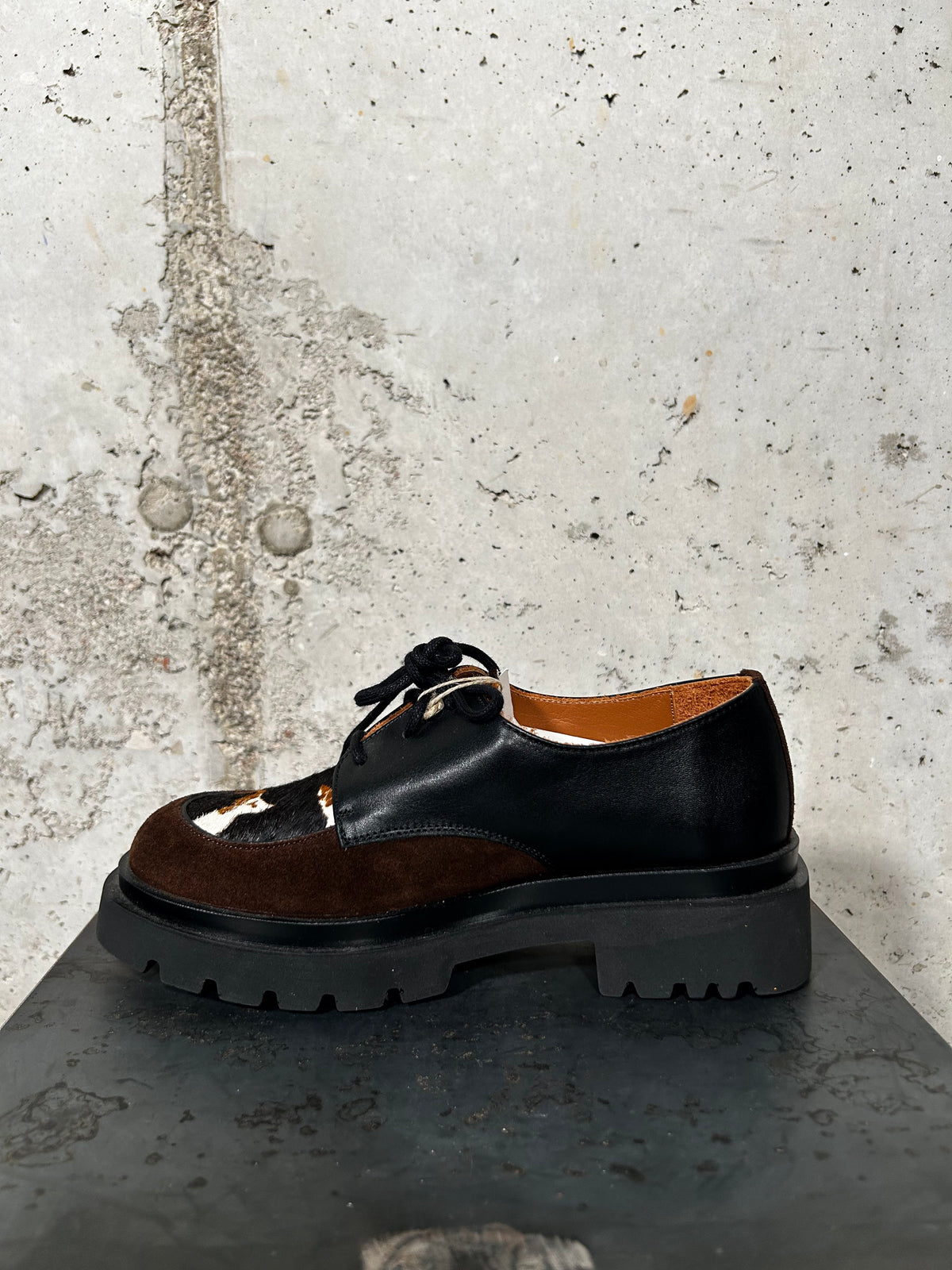 Zapato de cordones con pelo estampado vaca Nemonic