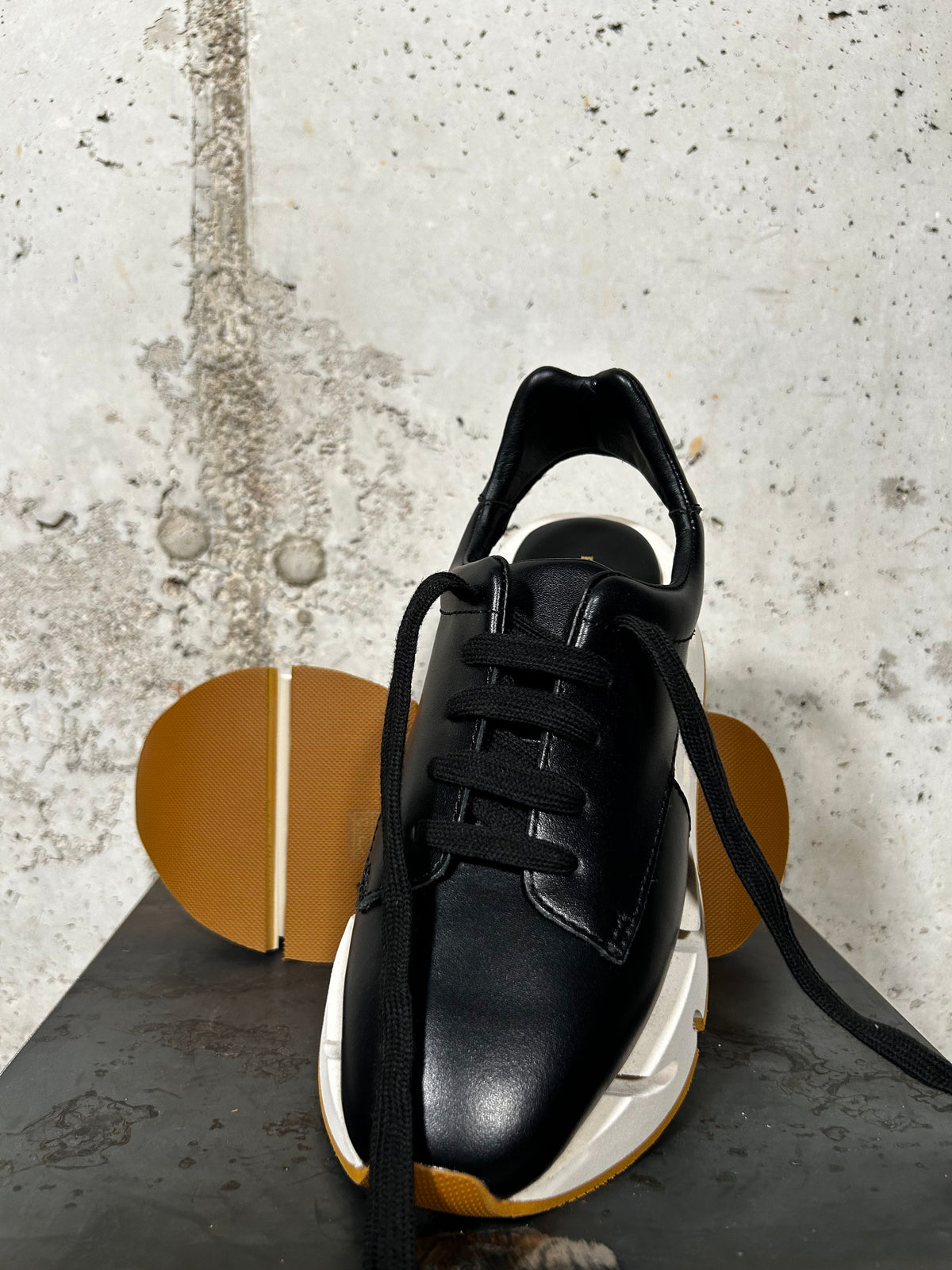 Zapatilla con plataforma negra Palomitas