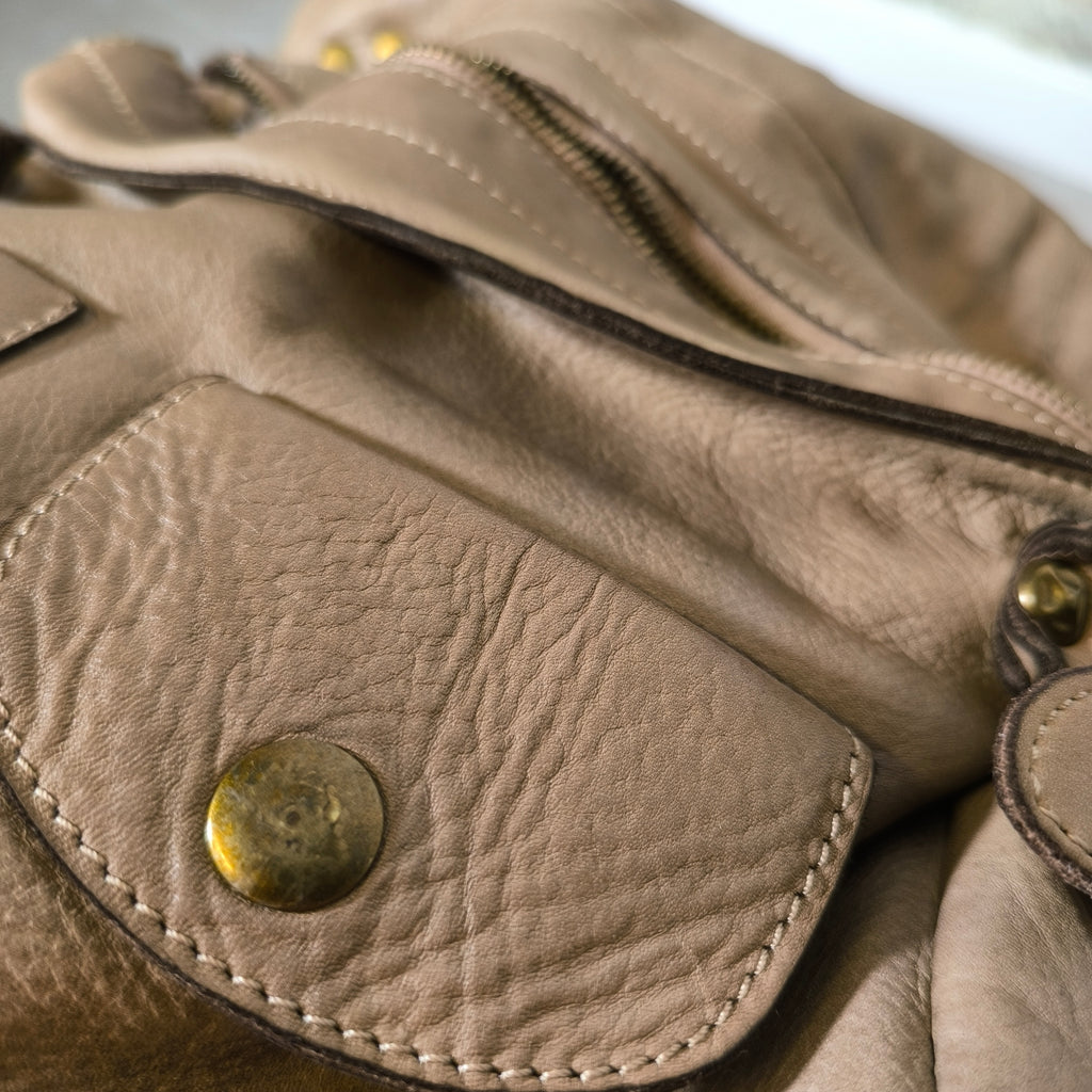 Bolso hobo de piel con solapa beige Bardasú