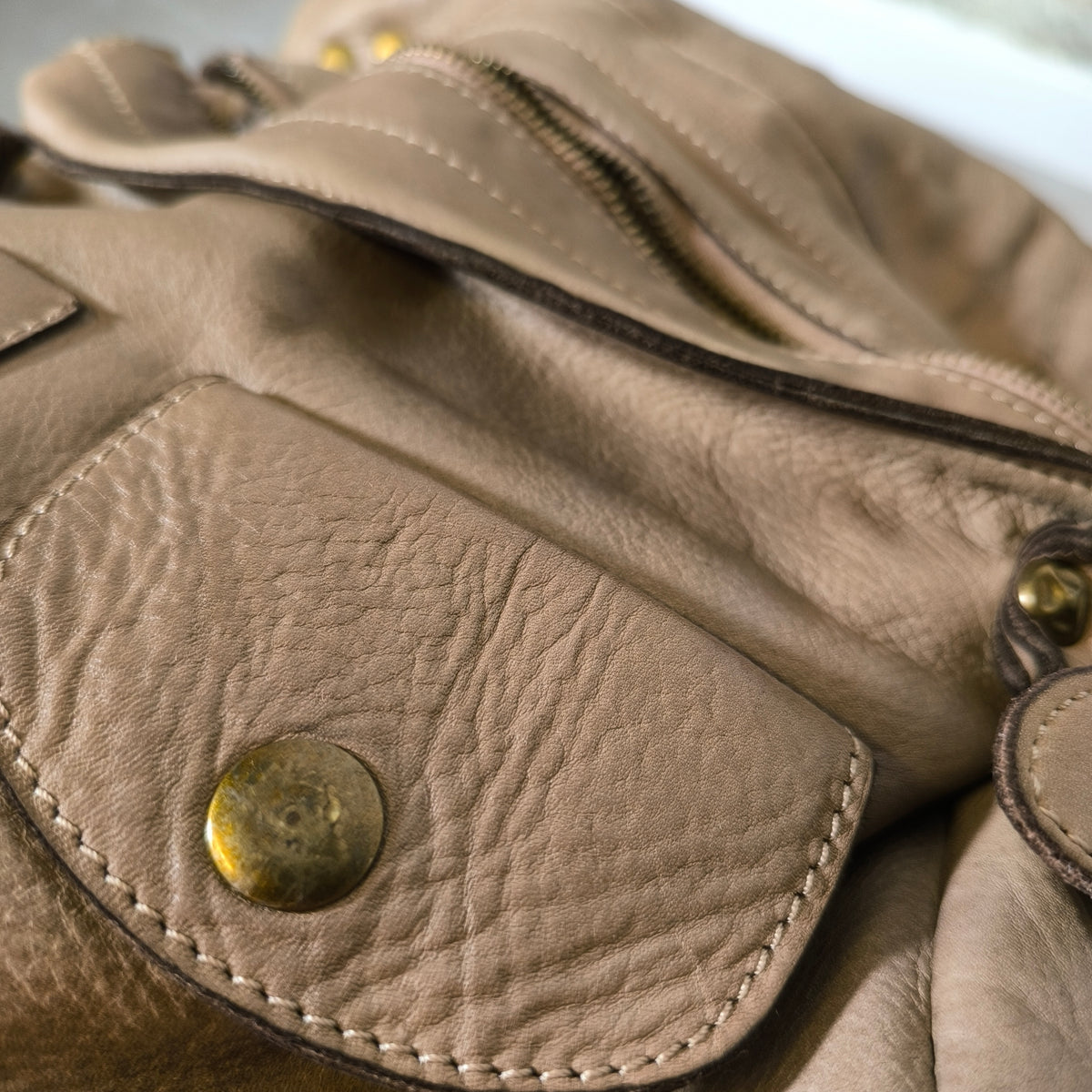 Bolso hobo de piel con solapa beige Bardasú