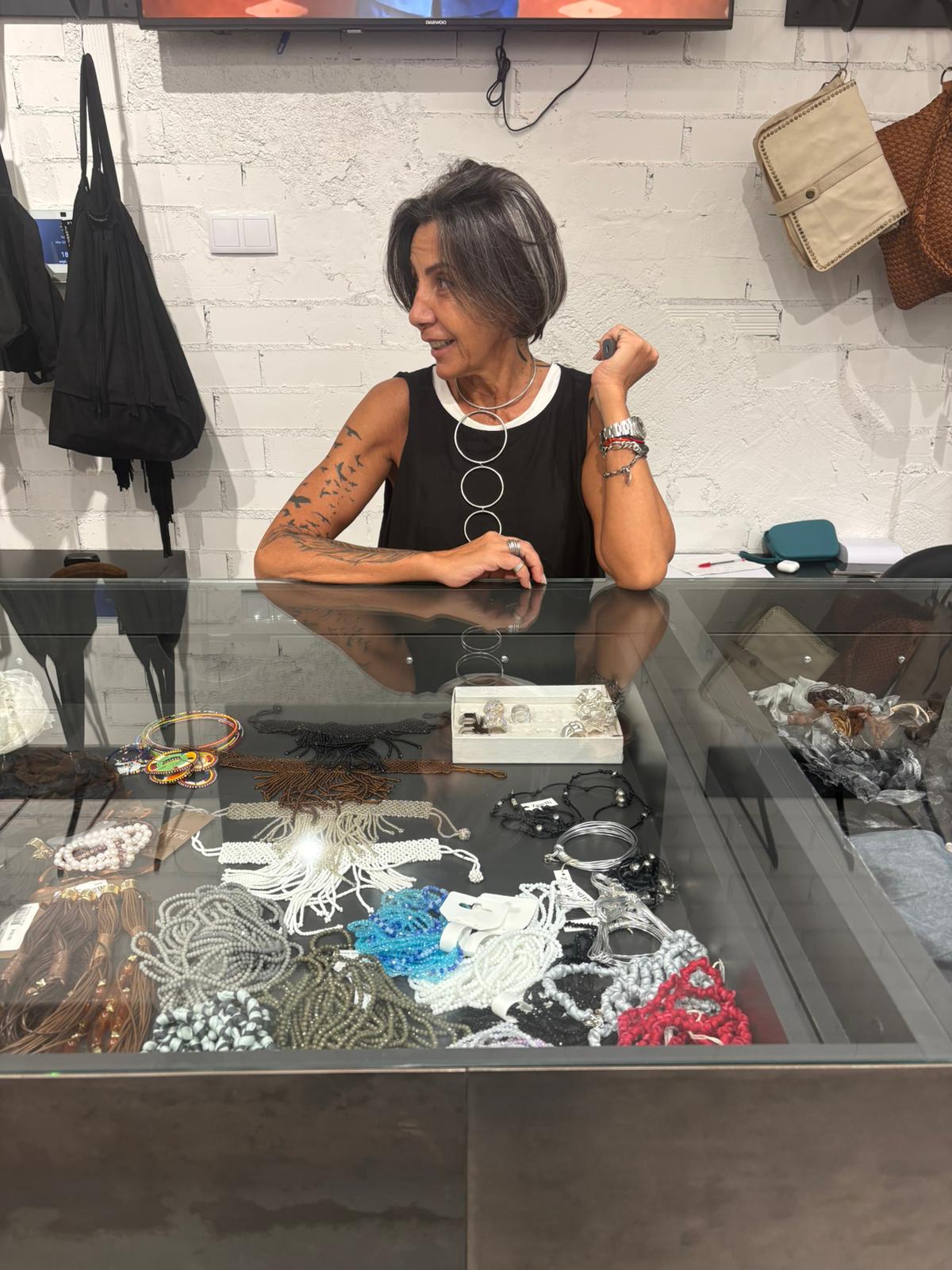 Imma, fundadora de Bardasú, en su tienda de moda en Alicante