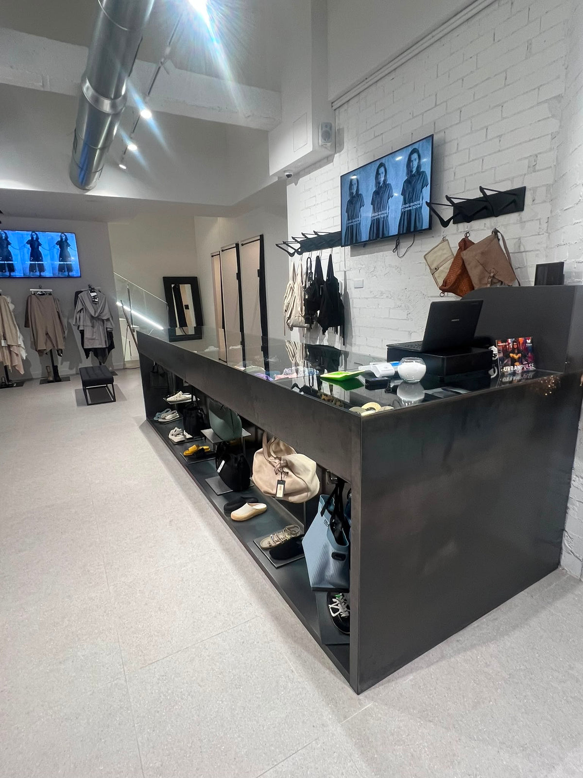 Boutique Bardasú Firenze en la Avenida Alfonso el Sabio 39, Alicante