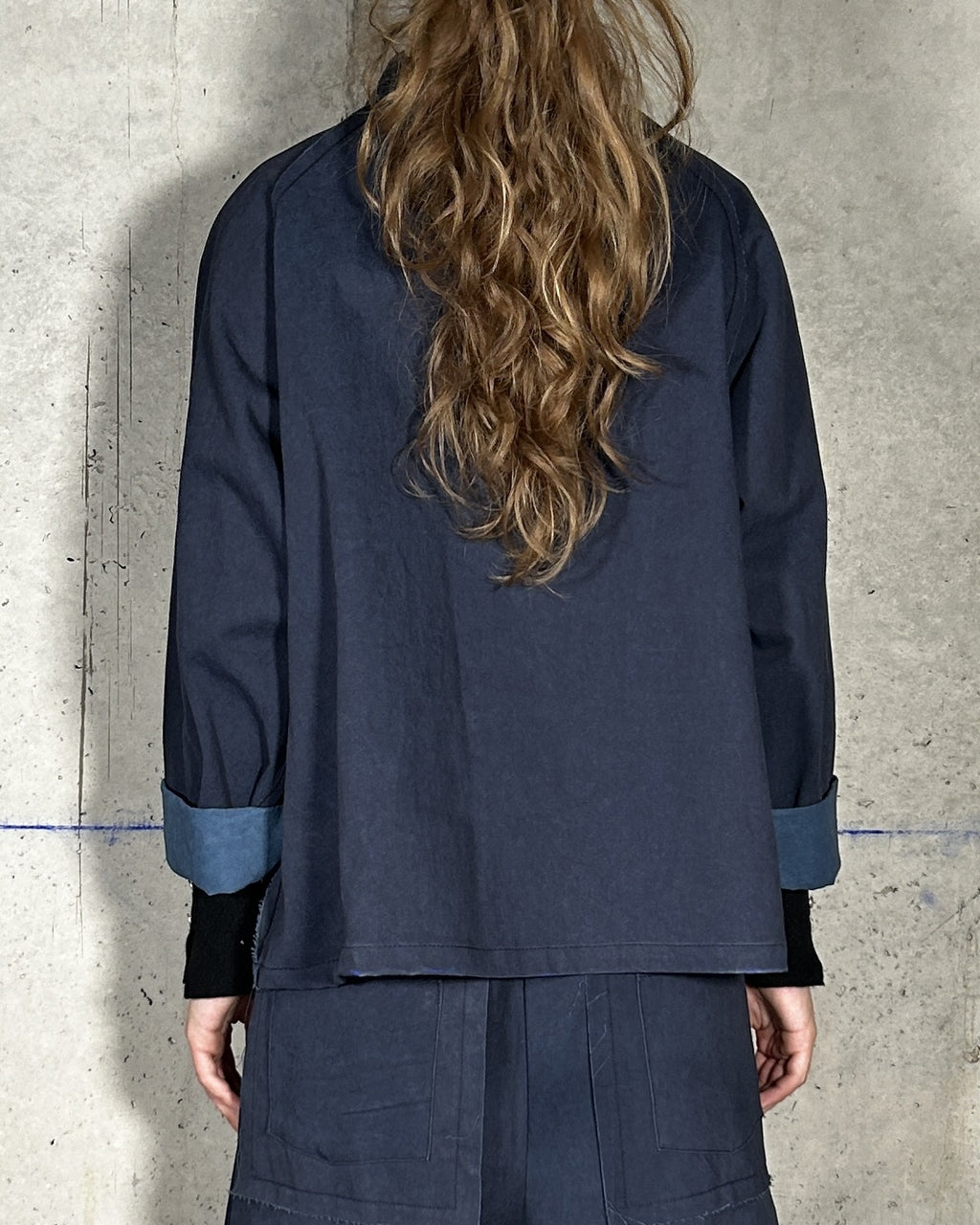 Chaqueta cuello mao azul cobalto Bardasú, vista trasera