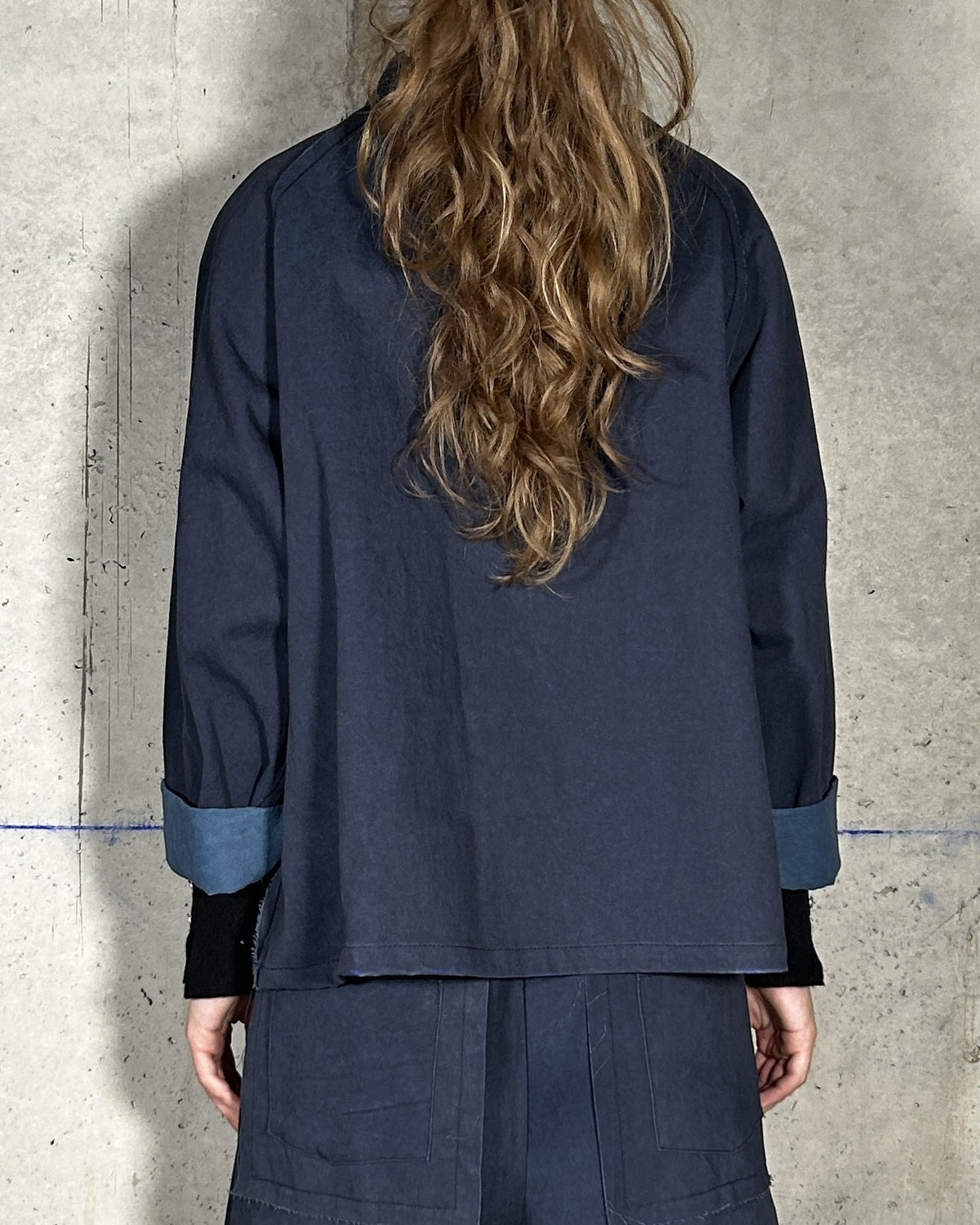 Chaqueta cuello mao azul cobalto Bardasú, vista trasera