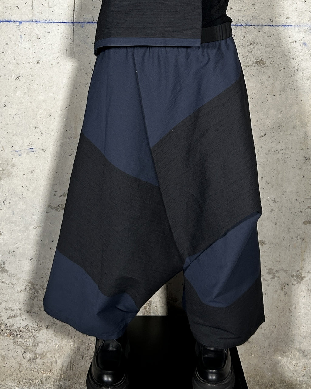 Pantalón harem azul y negro Bardasú, vista frontal