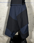 Pantalón harem azul y negro Bardasú, vista frontal