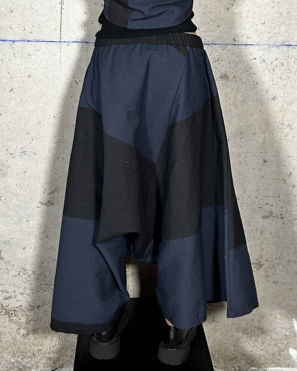 Pantalón harem azul y negro Bardasú, vista trasera