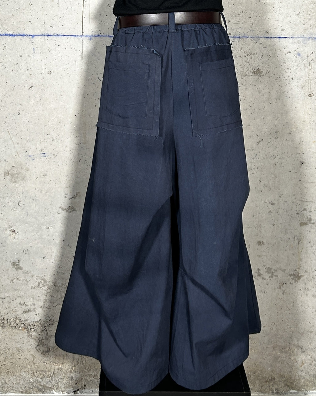 Pantalón ancho con pinzas azul cobalto Bardasú, vista trasera