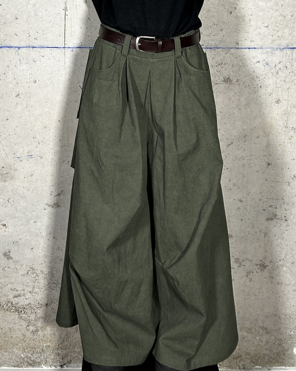 Pantalón ancho con pinzas verde Bardasú, vista frontal