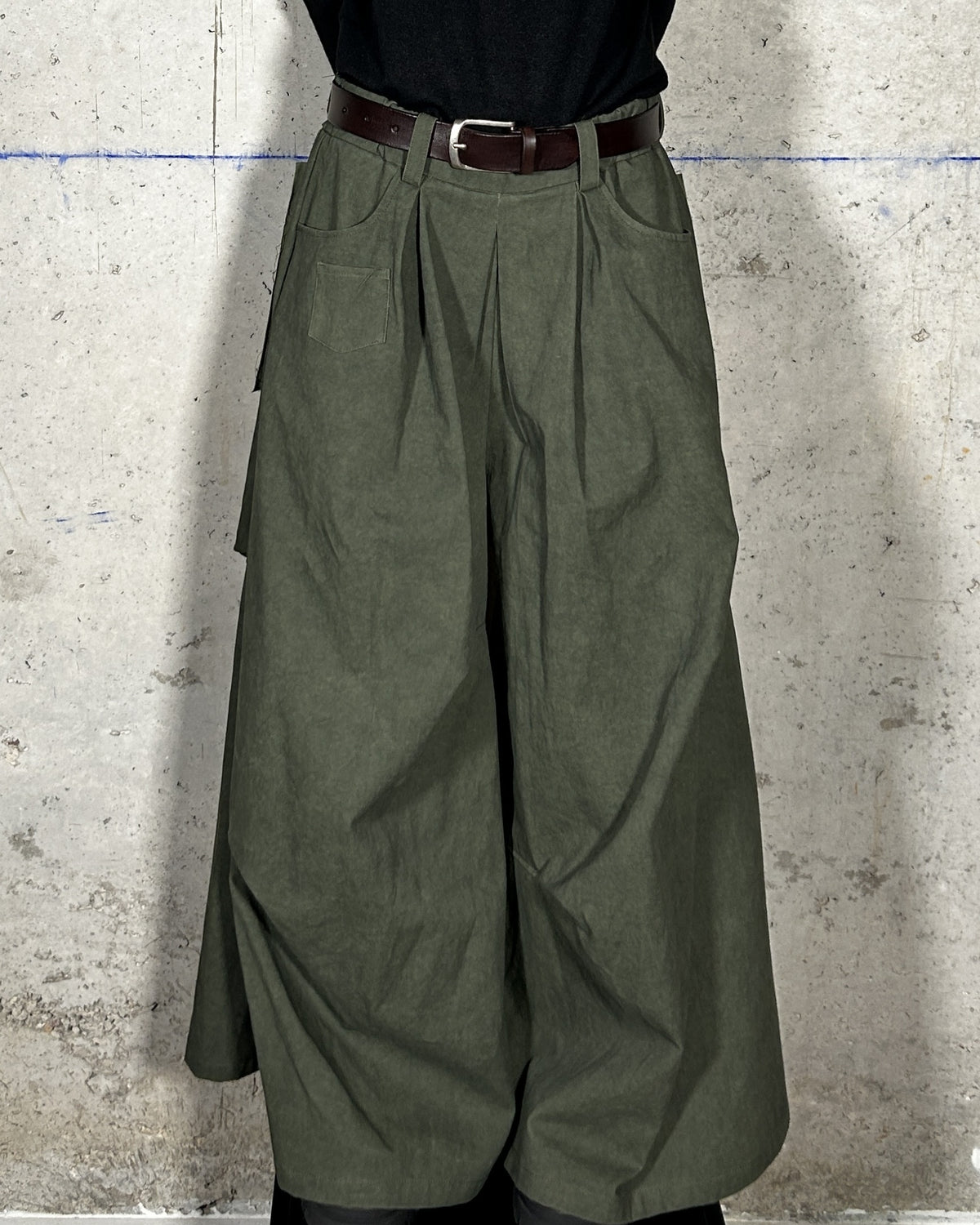 Pantalón ancho con pinzas verde Bardasú, vista frontal