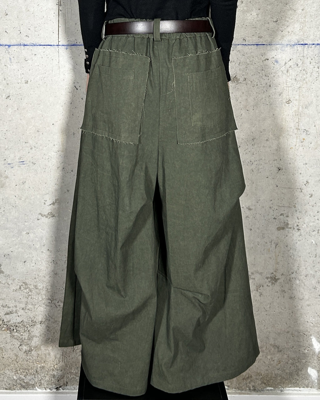 Pantalón ancho con pinzas verde Bardasú, vista trasera